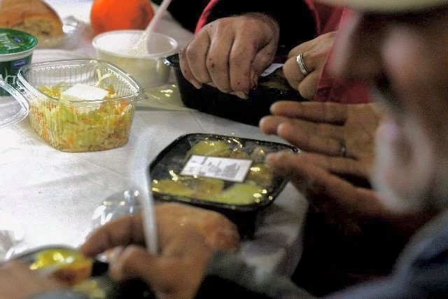 INTERAMERICAN & ΚΥΑΔΑ προσφέρουν το πρωτοχρονιάτικο γεύμα στους απόρους