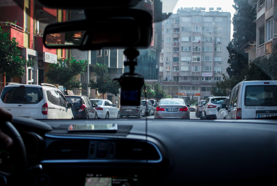 Έρχεται νομοθετική ρύθμιση για τα ανασφάλιστα οχήματα