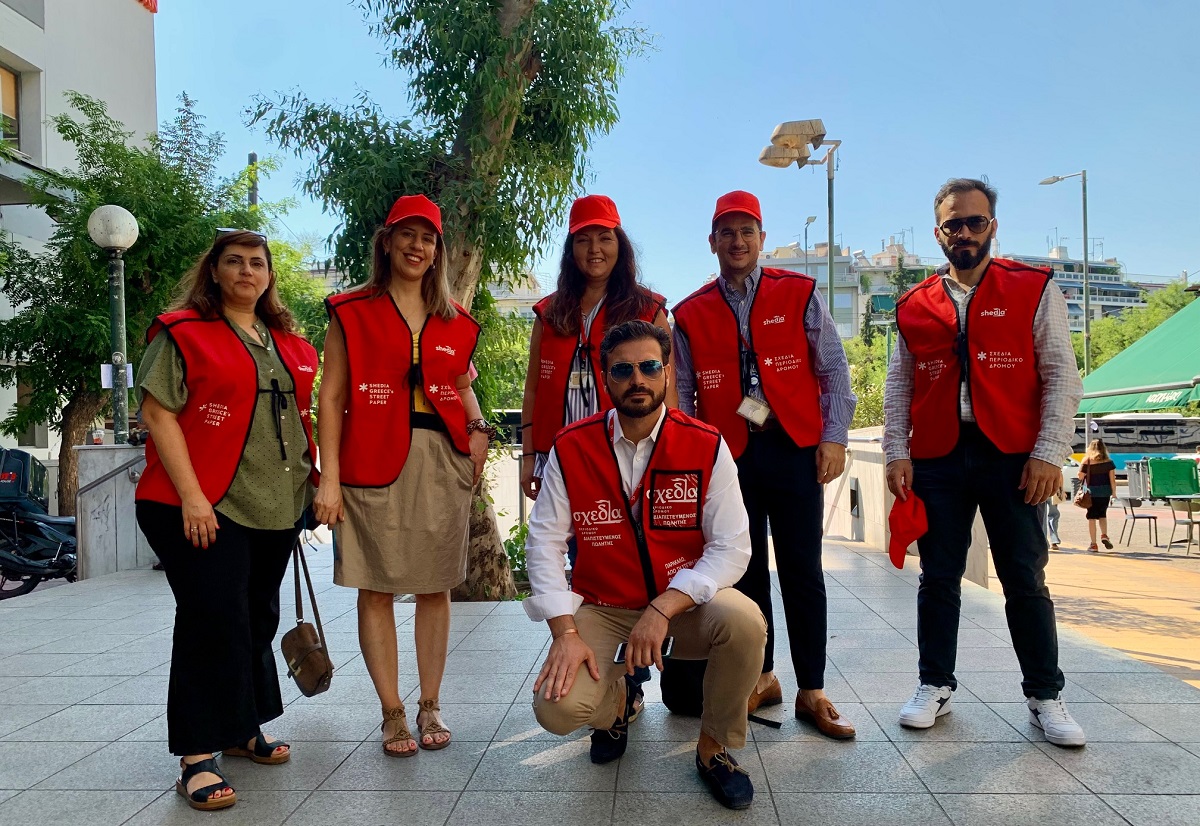 Με τα κόκκινα γιλέκα οι εργαζόμενοι της Interamerican έγιναν «Πωλητές για μια ώρα» του περιοδικού «Σχεδία»