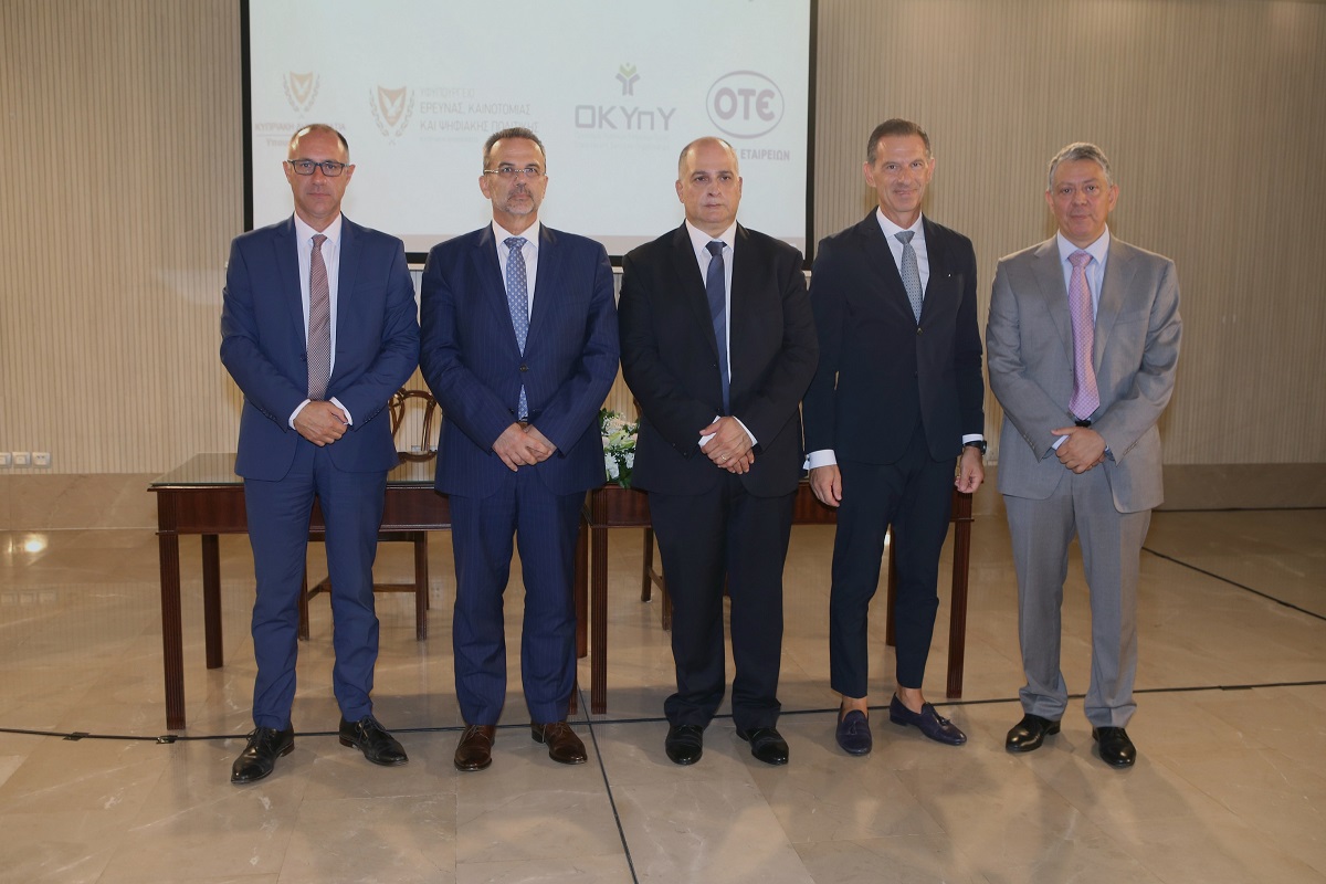 (από αριστερά): Ο Γενικός Εκτελεστικός Διευθυντής του Οργανισμού Κρατικών Υπηρεσιών Υγείας (ΟΚΥπΥ) Κύπρου, κ. Κύπρος Σταυρίδης, ο Υφυπουργός Έρευνας, Καινοτομίας και Ψηφιακής Πολιτικής Κύπρου, κ. Κυριάκος Κόκκινος, ο Διευθυντής Υπηρεσιών Υγείας, Προϊστάμενος Διεύθυνσης Αγορών και Προμηθειών Υπουργείου Υγείας Κύπρου, κ. Χρήστος Νικολάου, ο ICT Sales Director Ομίλου ΟΤΕ, κ. Λυκούργος Αντωνόπουλος και ο Πρόεδρος του Διοικητικού Συμβουλίου του Οργανισμού Κρατικών Υπηρεσιών Υγείας (ΟΚΥπΥ) Κύπρου, κ. Μάριος Παναγίδης.