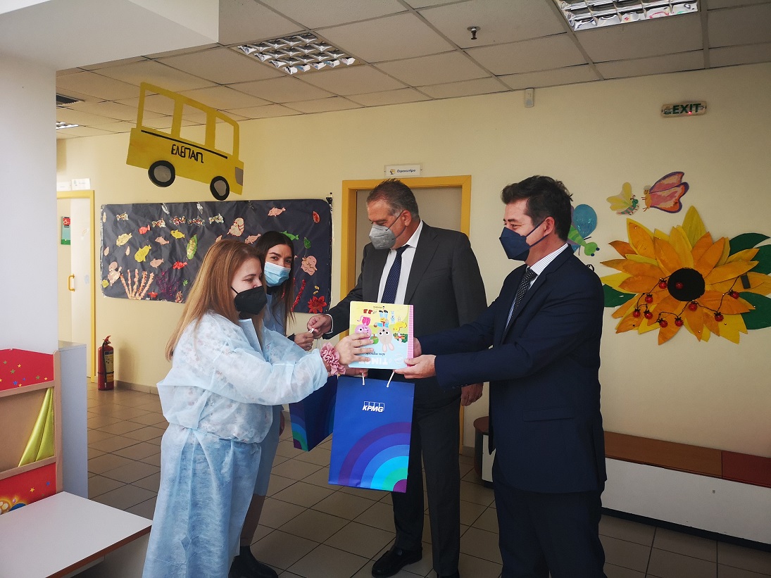 Ειδικοί παιδαγωγοί της πρώιμης παρέμβασης ΕΛΕΠΑΠ και οι Δημήτρης Ηλιάδης, Partner & Επικεφαλής του Γραφείου Θεσσαλονίκης και Δημήτρης Τανός, Partner της KPMG στην Ελλάδα.