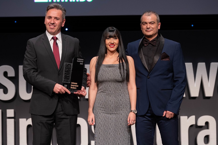 Οι κ. Δημήτρης Αποστολίδης & Γεώργιος Ταυλίκος παραλαμβάνουν το βραβείο τους από την Φιλιώ Τσιγκριλάρη, Software & Sales Consultant της DATAWISE