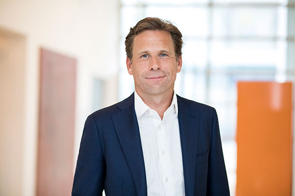 Για άλλα 4 χρόνια ο D. Knibbe στο “τιμόνι” του ομίλου της ΝΝ