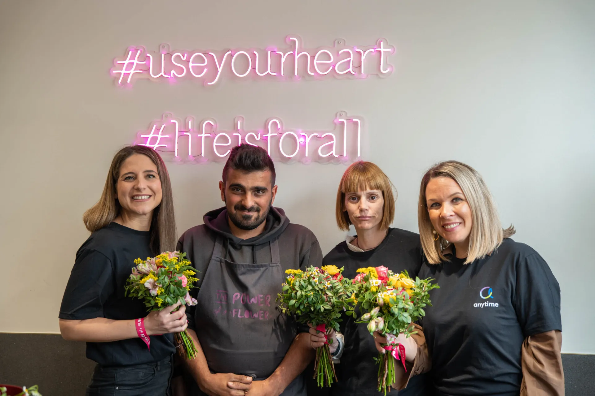 Η Anytime προσφέρει λουλούδια από την Power of a Flower στις μητέρες της «Αγκαλιάς»