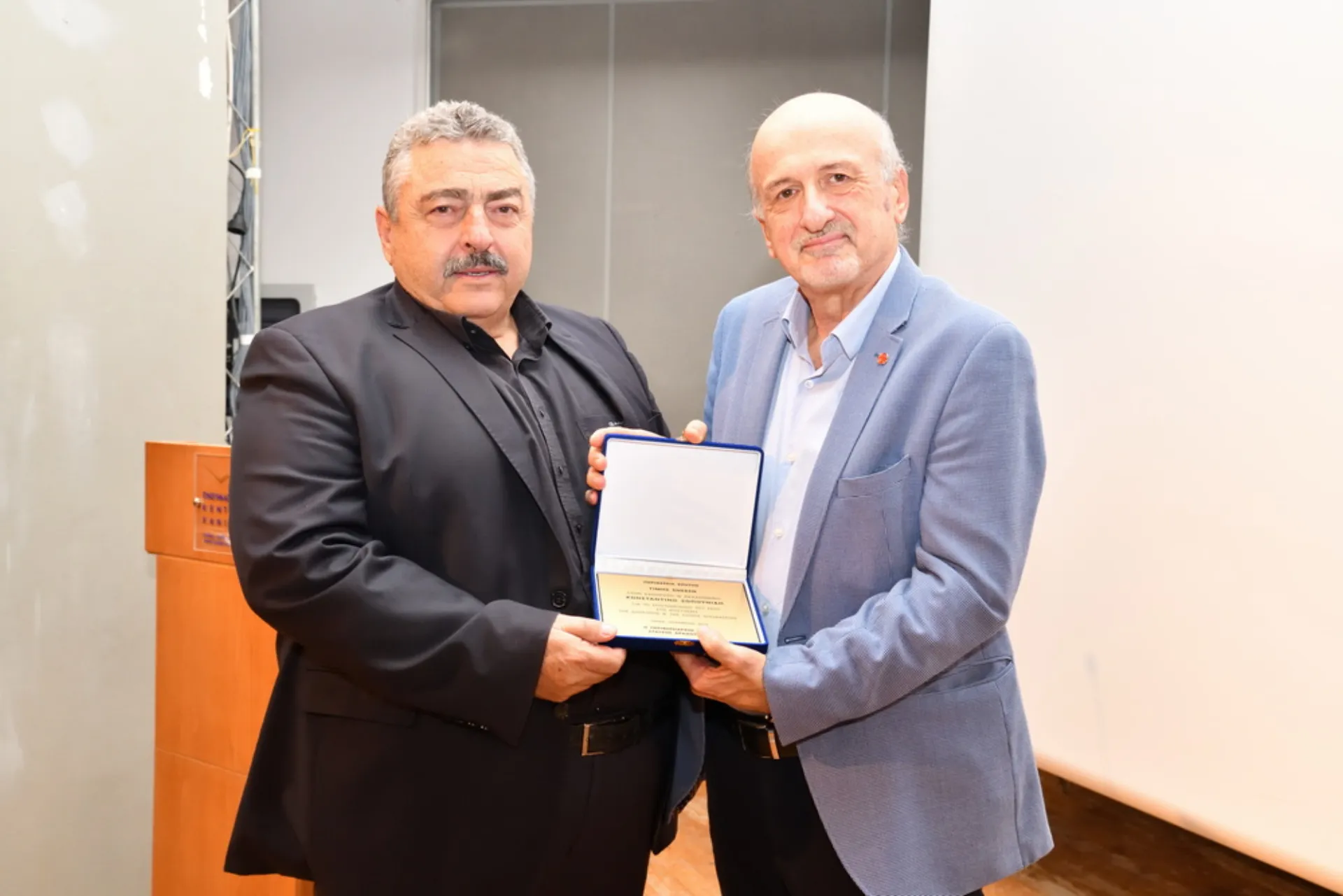 Βράβευση από την περιφέρεια Κρήτης του Κ. Ζοπουνίδη