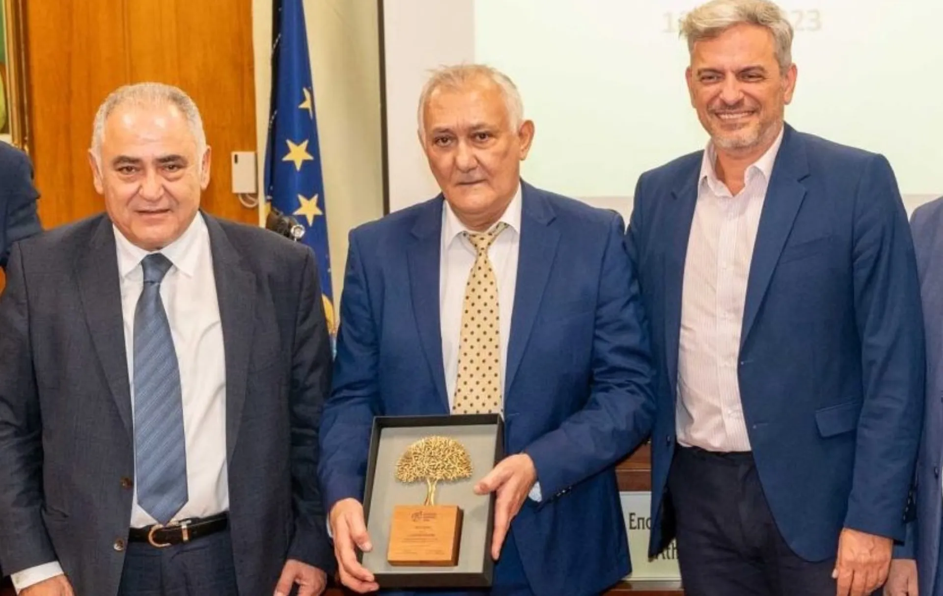 Τιμητική πλακέτα από ΕΕΑ στον απερχόμενο της ΕΣΑΠΕ Ι. Τοζακίδη