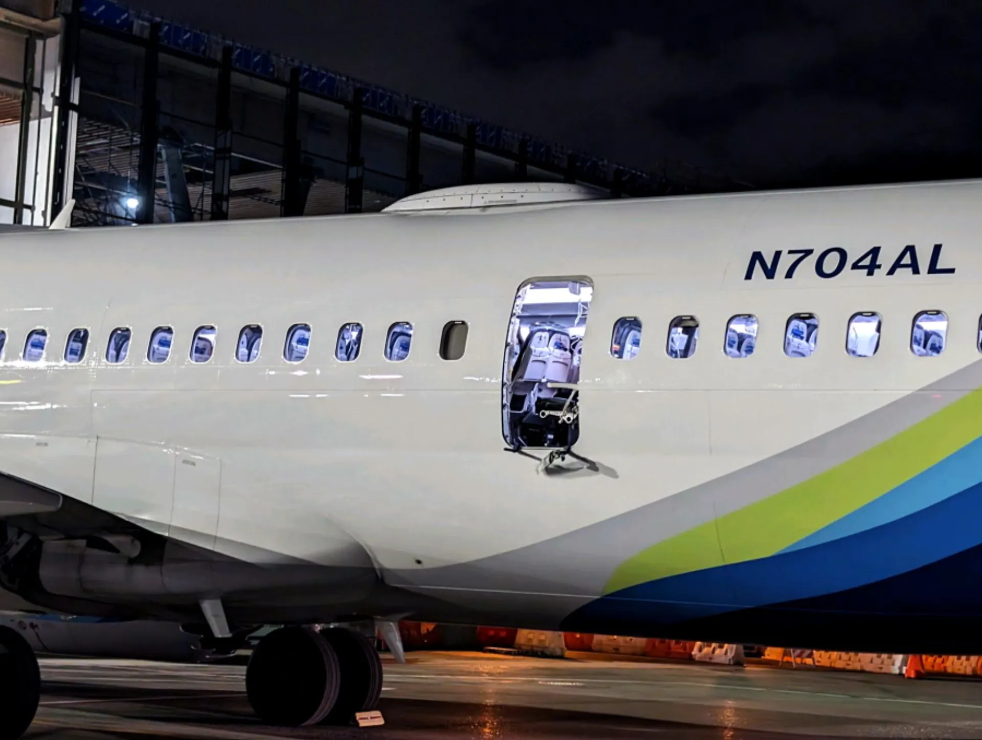 “Ελαττώματα” στη σύνδεση του τμήματος του Boeing 737 που αποκολλήθηκε