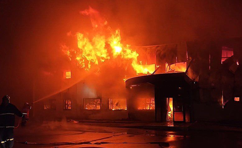 Φωτιά στην “Καραμολέγκος”: Συνασφαλιστικό σχήμα 9 εταιρειών στην κάλυψη