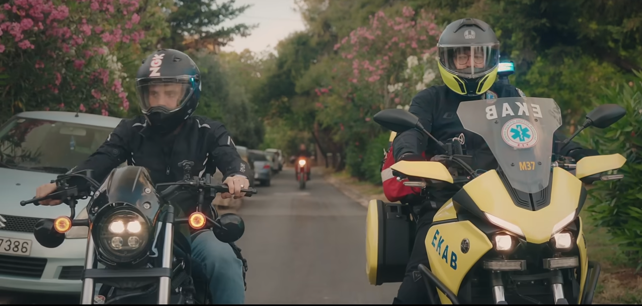 Η βοήθεια δεν είναι πάντα τόσο κοντά… φόρα κράνος (video)