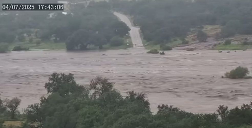 Πως ανέβηκε σε 45 λεπτά 8 μέτρα το νερό στο Texas (video)