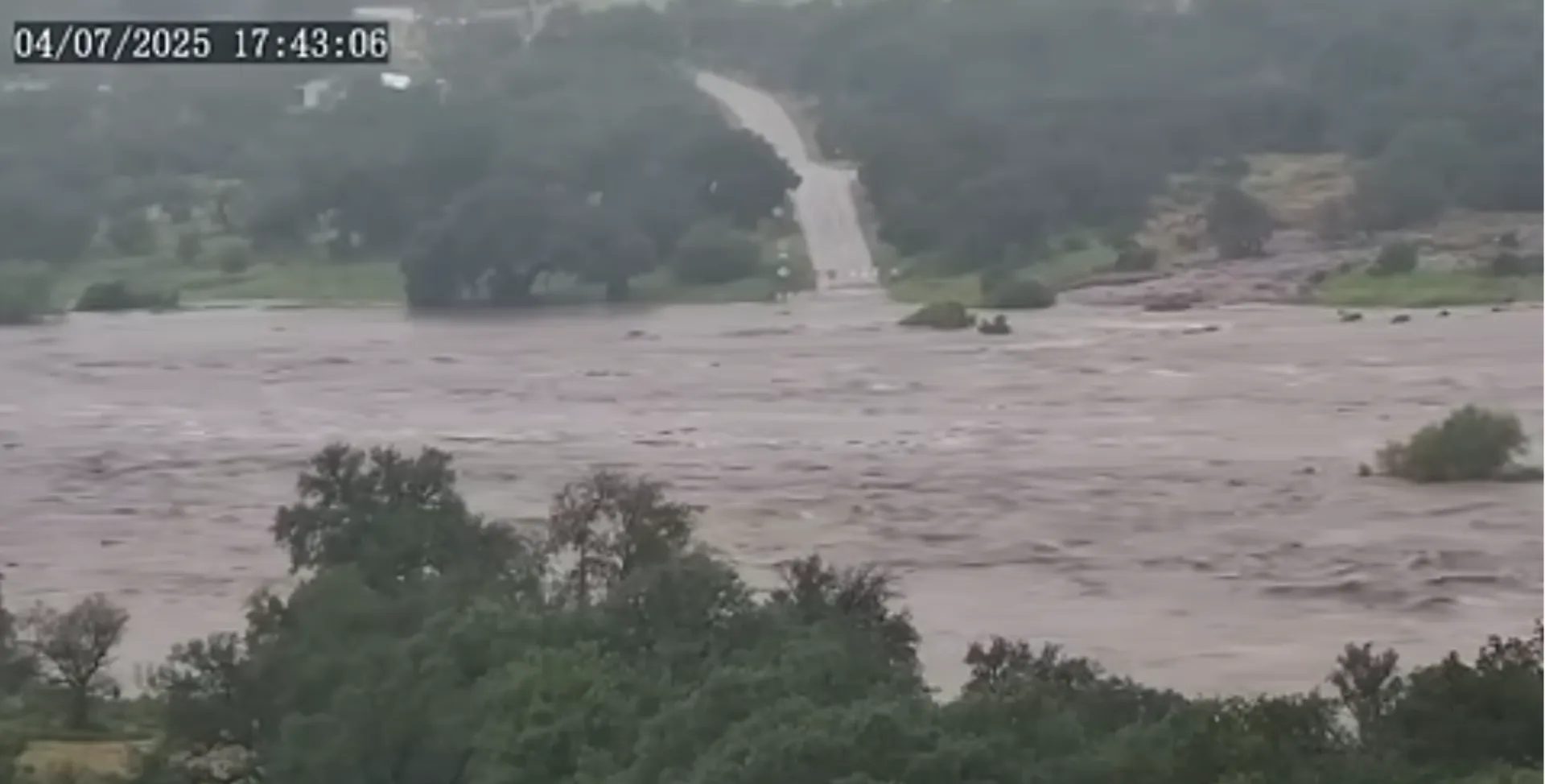 Πως ανέβηκε σε 45 λεπτά 8 μέτρα το νερό στο Texas (video)