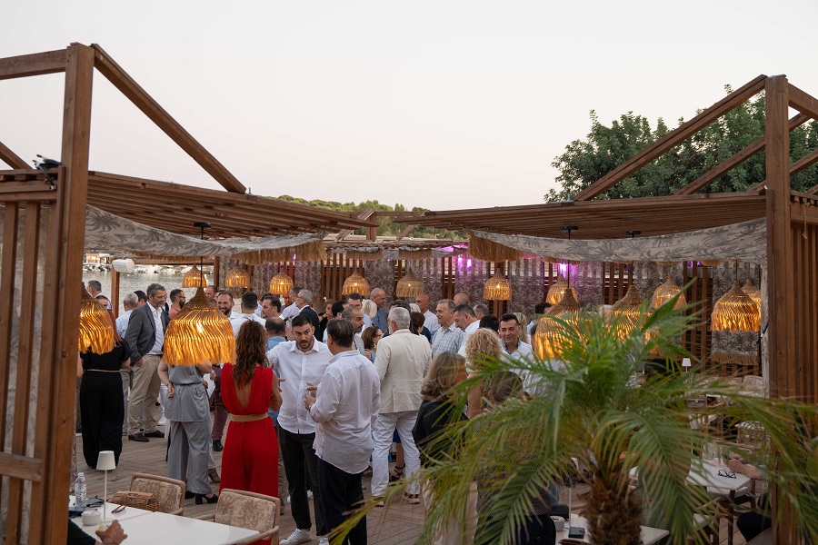 MEGA Brokers αφιέρωσε μια αξέχαστη βραδιά στους συνεργάτες της στην Αθηναϊκή Ριβιέρα