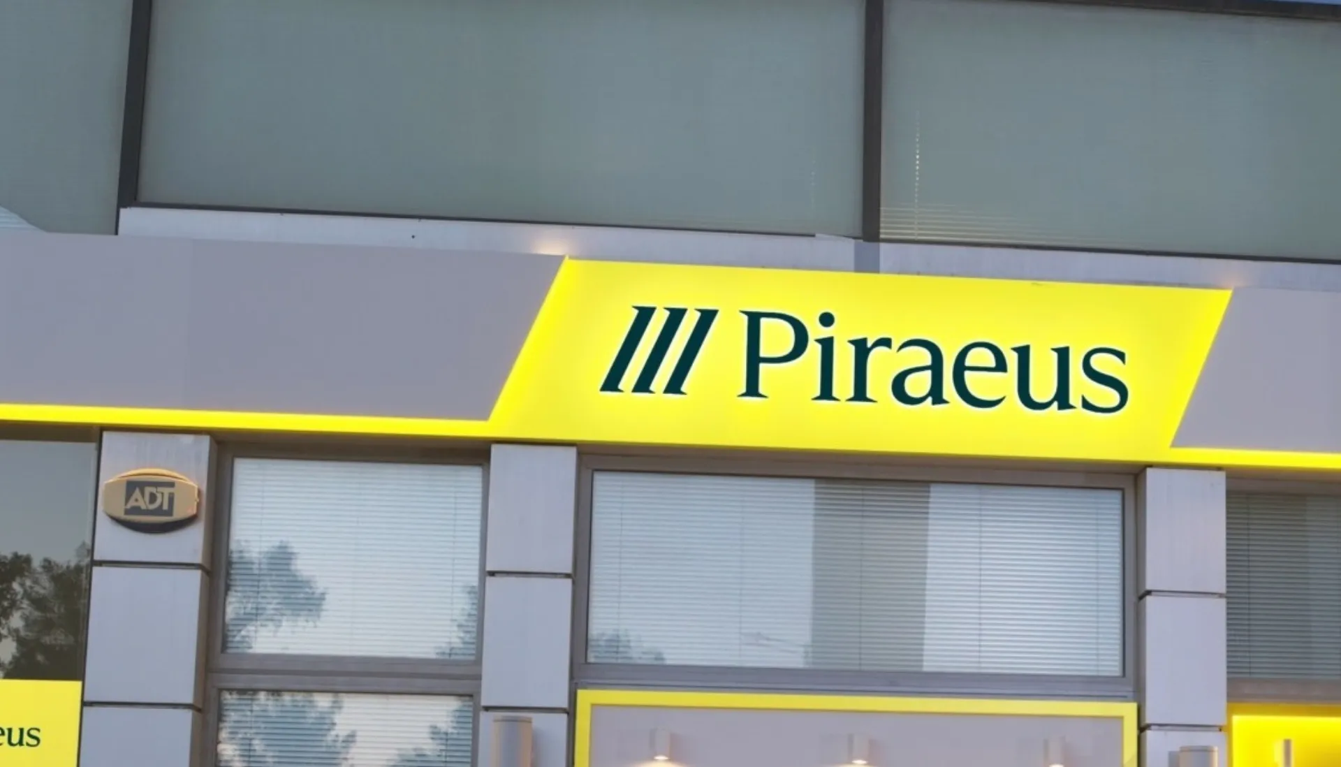 Συμφωνία Πειραιώς – ΕΣΕΕ για την ενίσχυση εμπορικών επιχειρήσεων