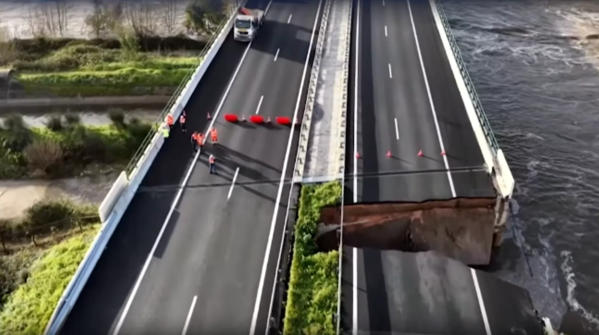 Κατάρρευση αυτοκινητόδρομου από τις πλημμύρες στην Πορτογαλία